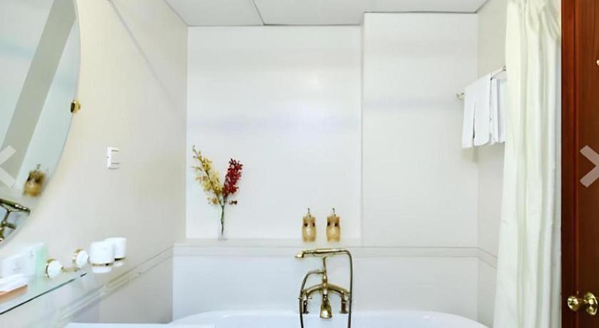The White Hotel 8A Thai Van Lung Cidade de Ho Chi Minh Exterior foto