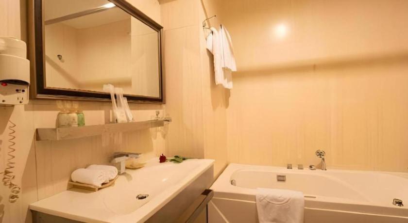 The White Hotel 8A Thai Van Lung Cidade de Ho Chi Minh Exterior foto